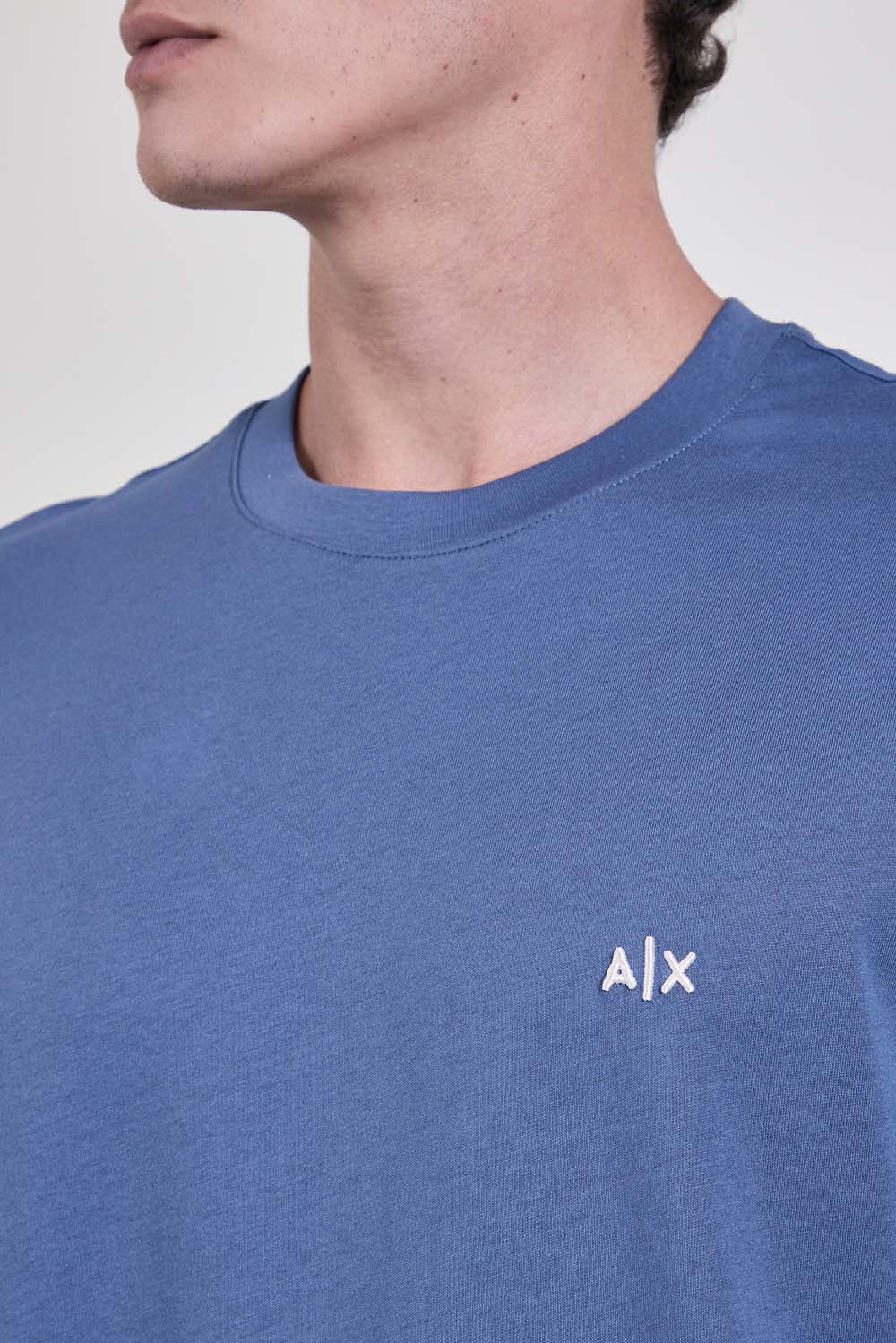 תמונת תקריב דוגמן של חולצת טי בגזרת סלים