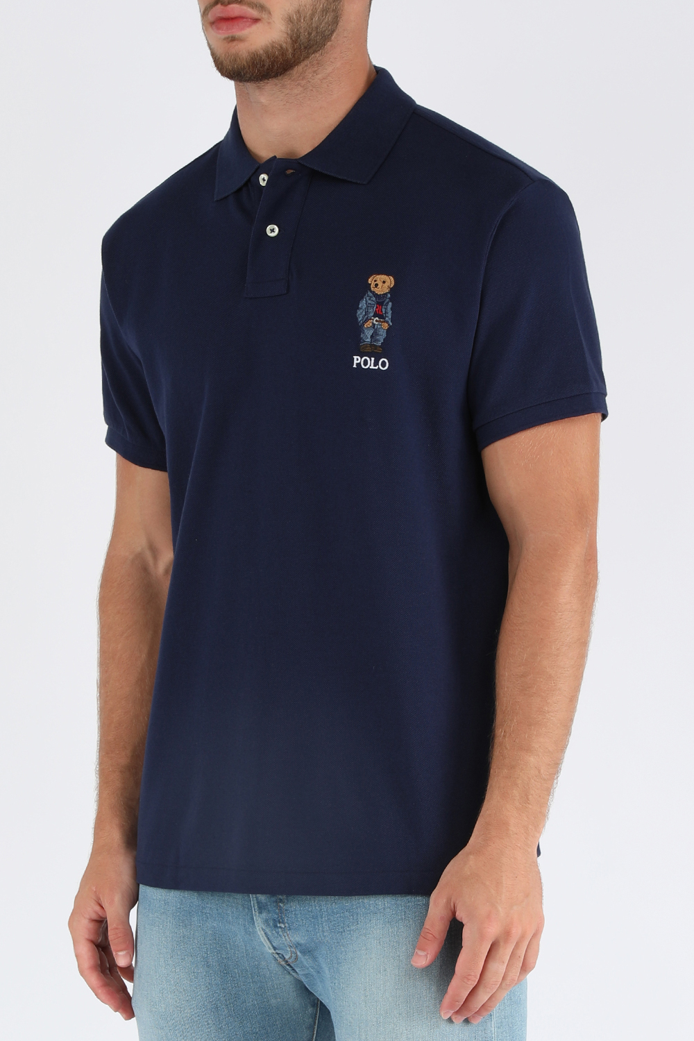 תמונת דוגמן קידמית של חולצת פולו עם רקמת דובי קז'ואל