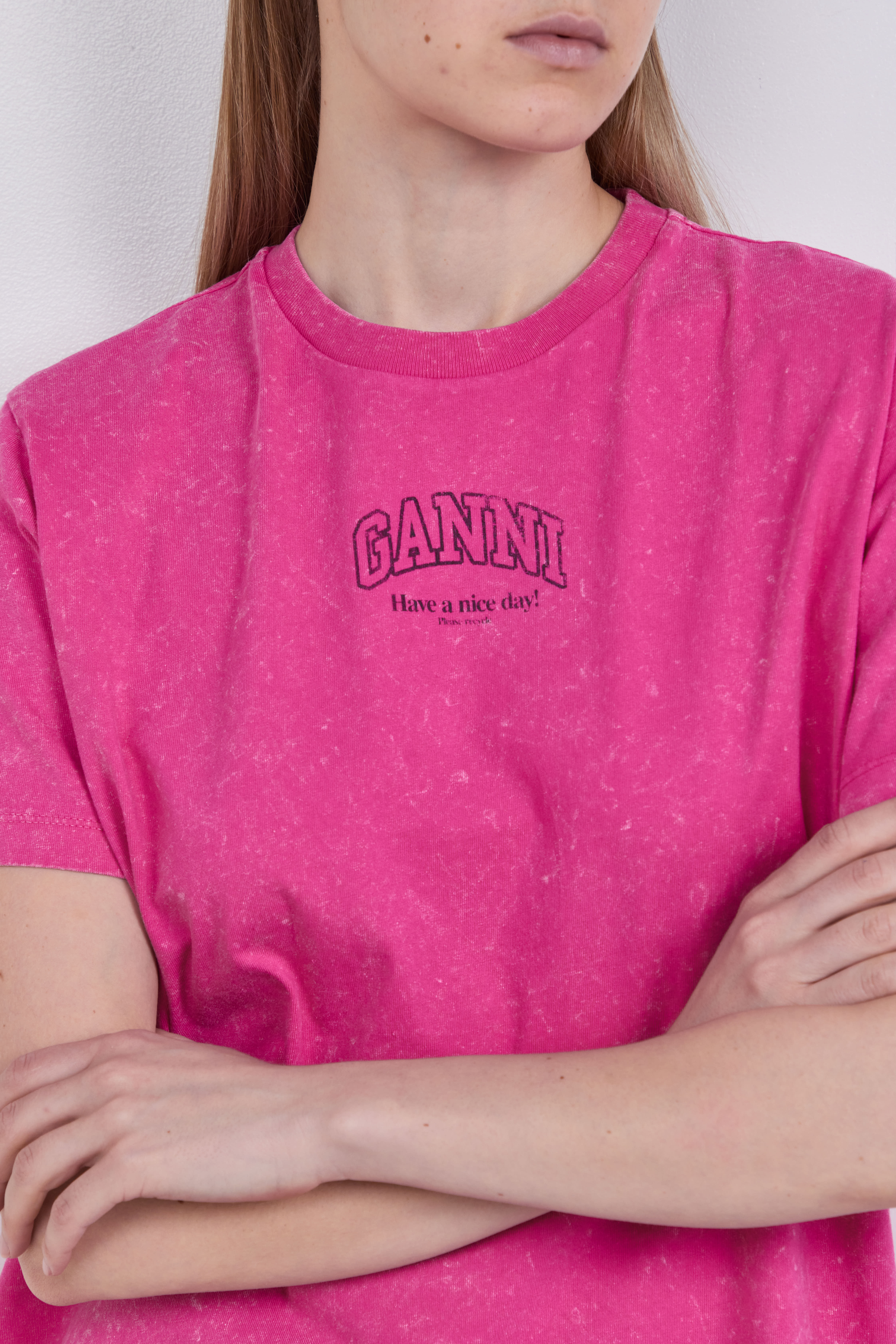 תמונת תקריב דוגמן של מכנסי ג'ינס בגזרת אוברסייז