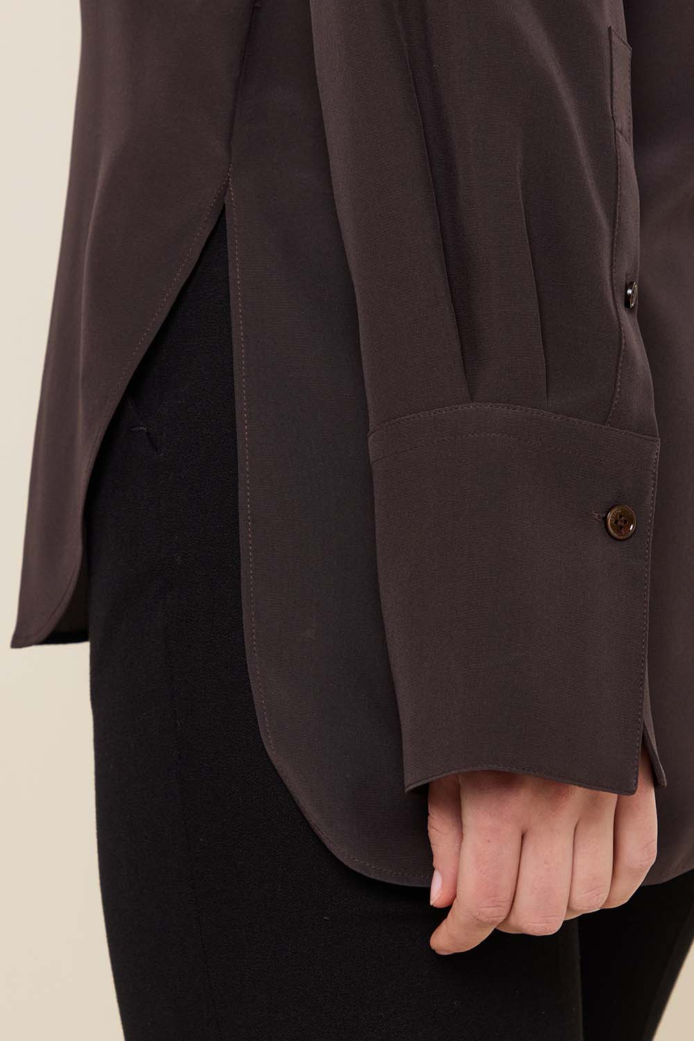 תמונת תקריב דוגמן של חולצת משי מכופתרת