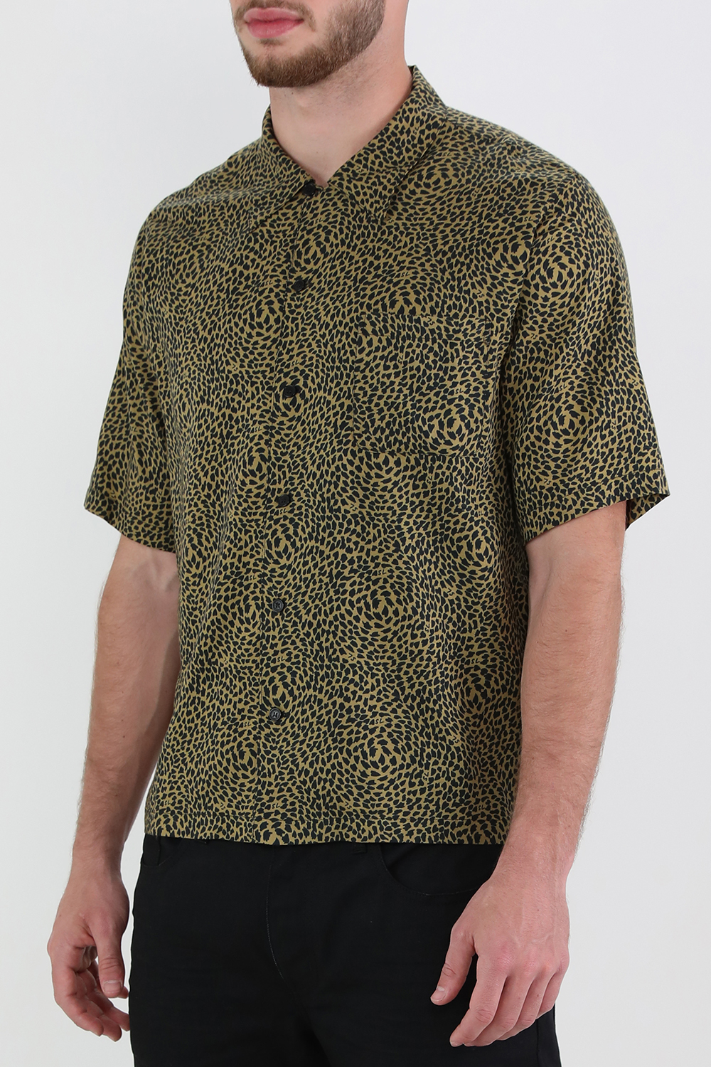 תמונת דוגמן קידמית של חולצה מכופתרת הוואי עם הדפס מנומר