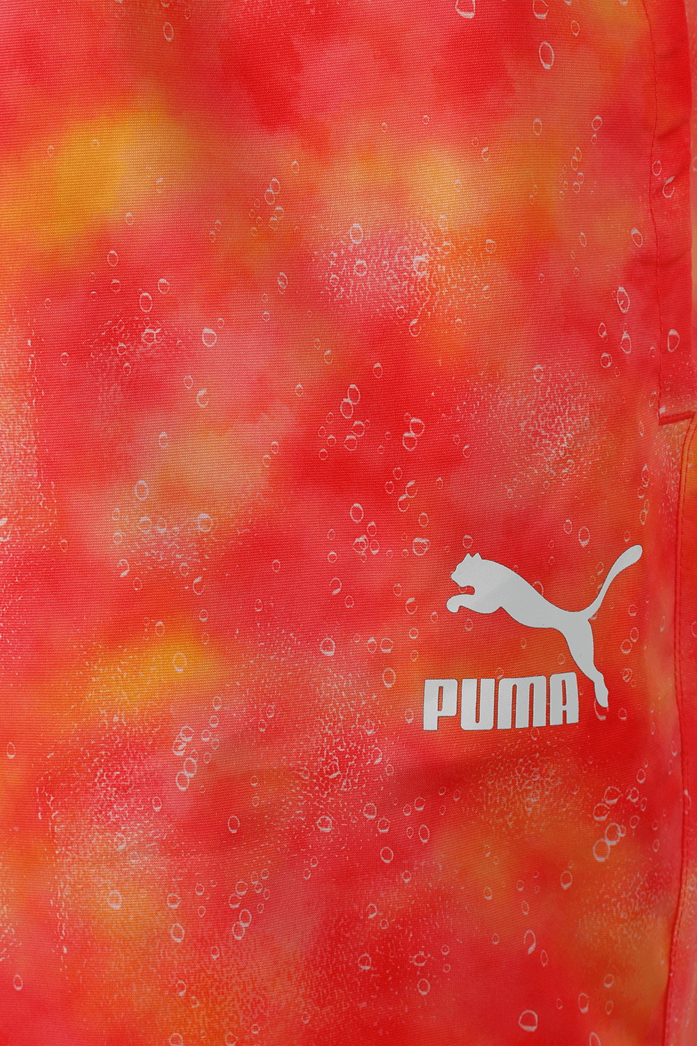 תמונה אחורית של מכנסי טרנינג בהדפס טאי דאי