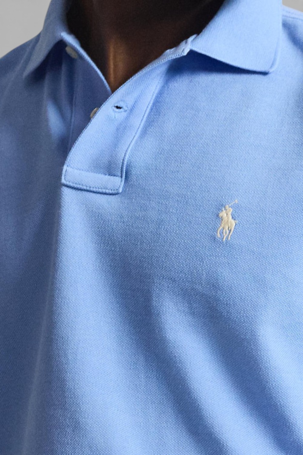 תמונת תקריב דוגמן של חולצת פולו