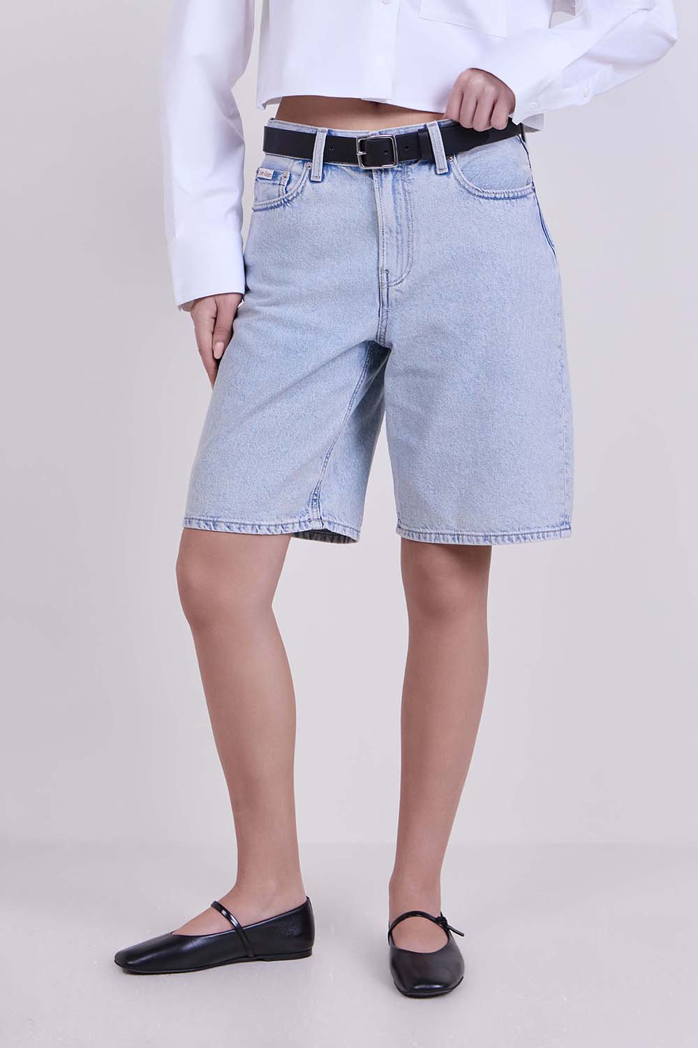 תמונת דוגמן קידמית של מכנסי ג'ינס קצרים