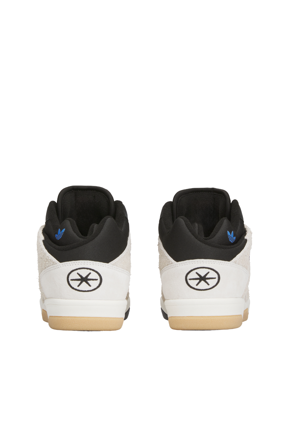 תמונת תקריב של נעלי סניקרס בד באני x אדידס