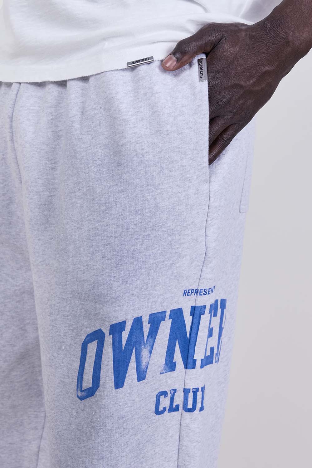 תמונת תקריב דוגמן של מכנסי ג'וגר