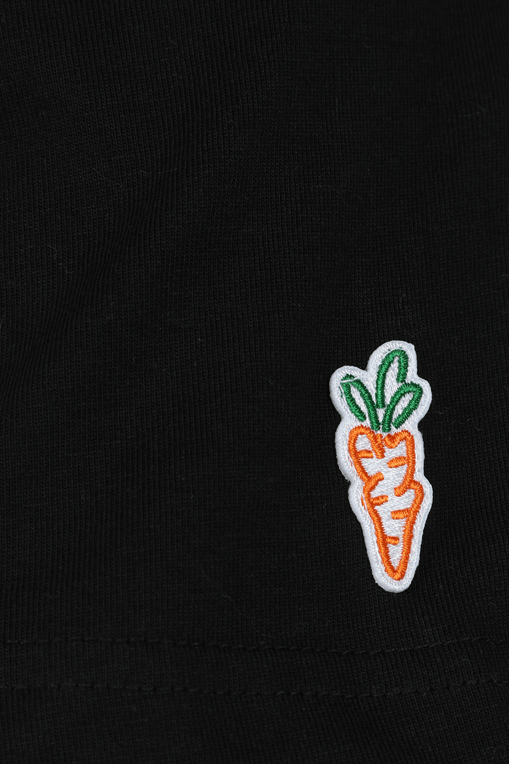 תמונה אחורית של חולצה שחורה עם לוגו גראפי