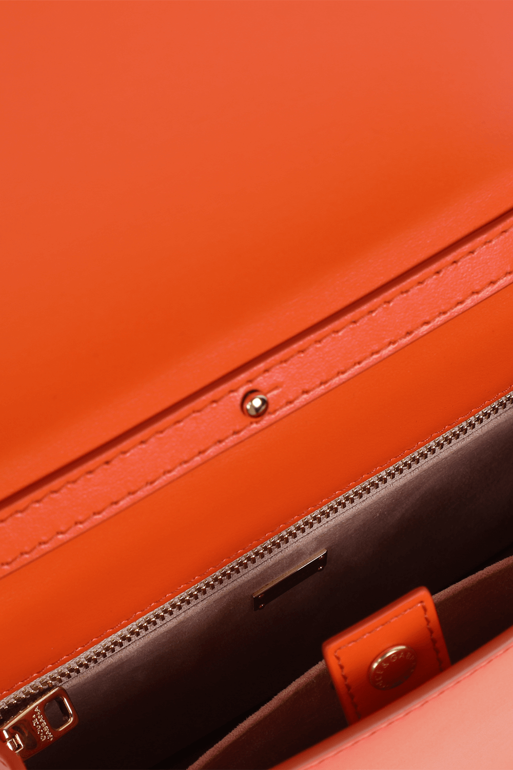 תמונת פנים של תיק קרוס מעור עם לוגו מונוגרמי