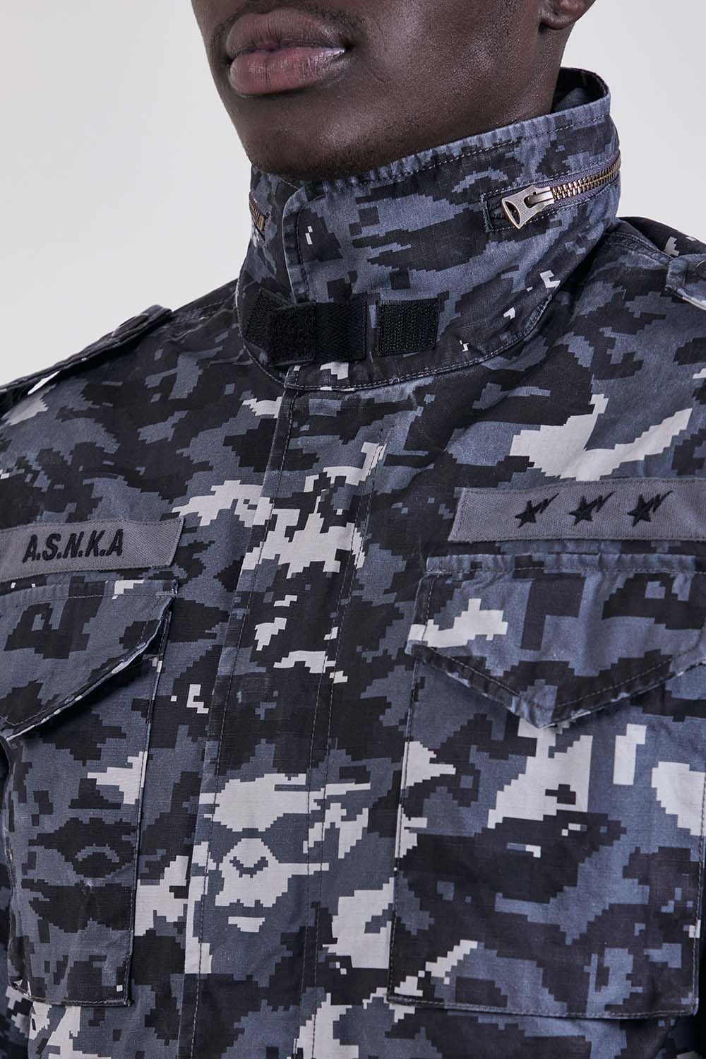 תמונת תקריב דוגמן של חולצת טי