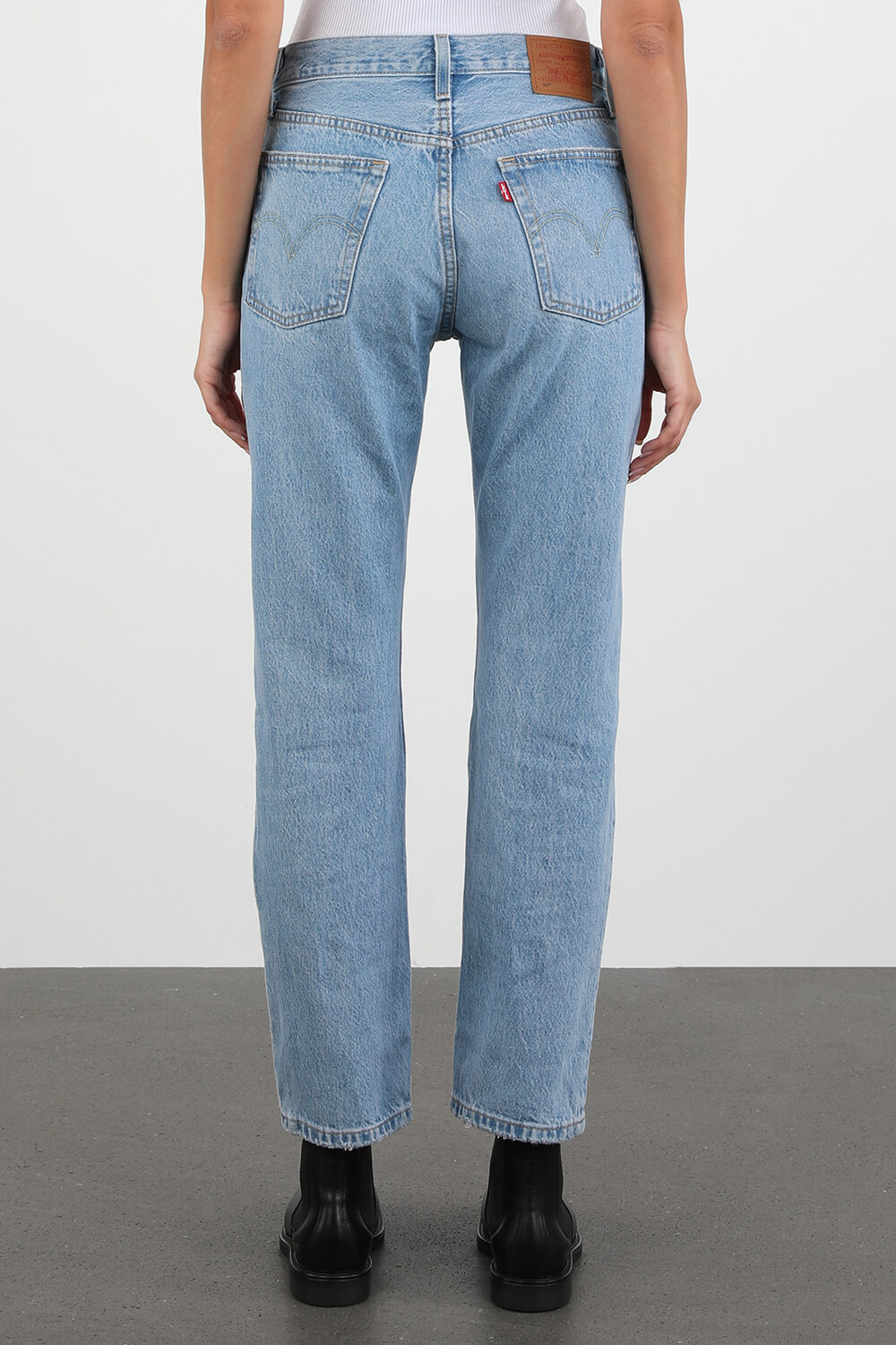 תמונת דוגמן אחורית של 501 Crop Jeans in Light Wash