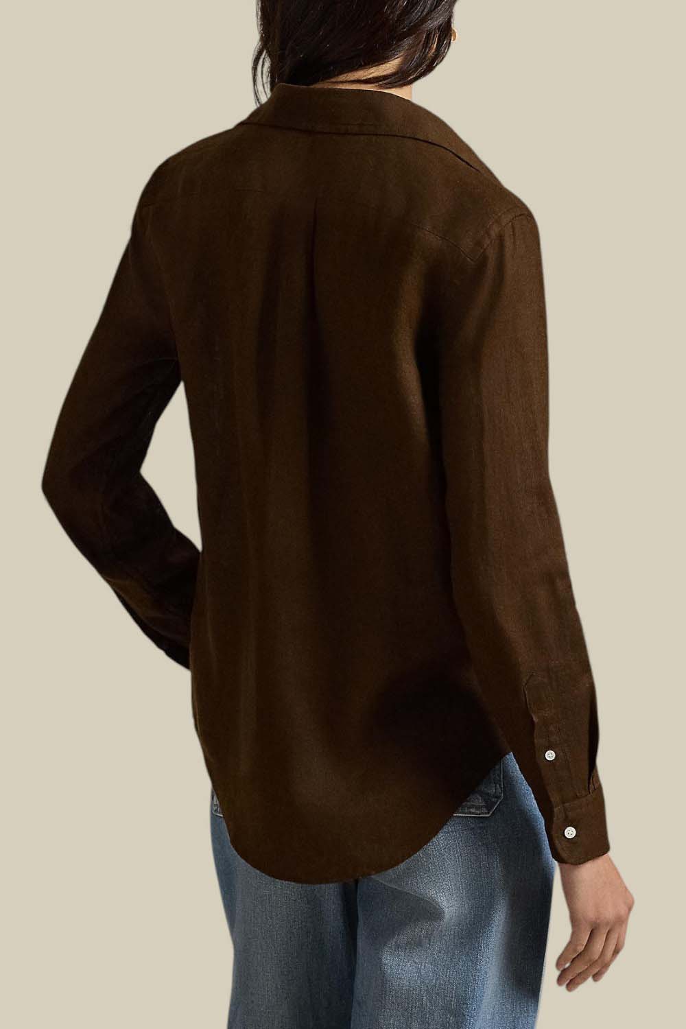 תמונת דוגמן אחורית של חולצה מכופתרת