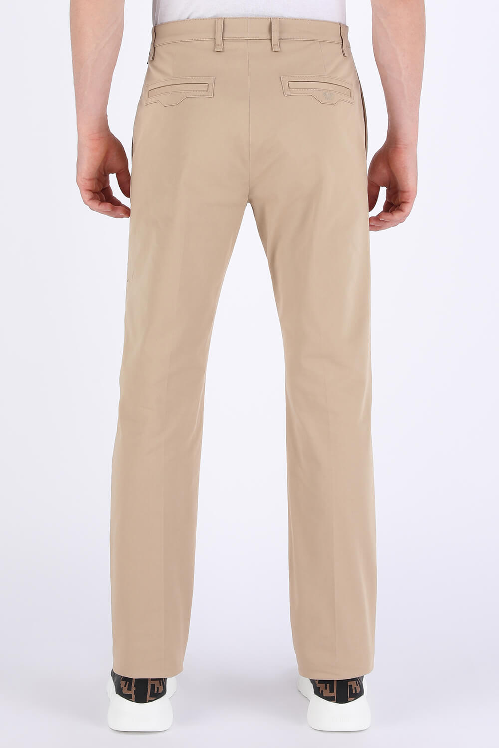 תמונת דוגמן אחורית של מכנסיים מחוייטים בבז'