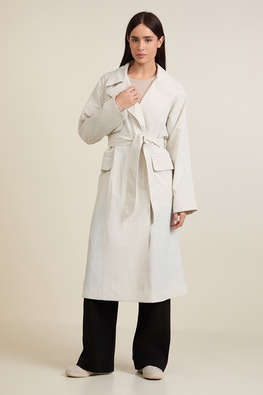 תמונת דוגמן קידמית של Classic-Fit Trench Coat