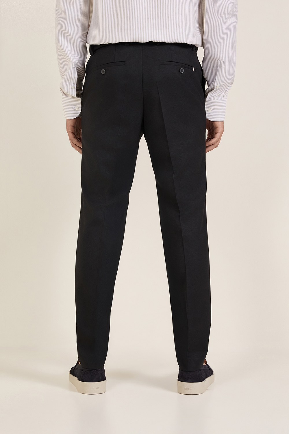 תמונת דוגמן אחורית של מכנסיים ארוכים סלים פיט