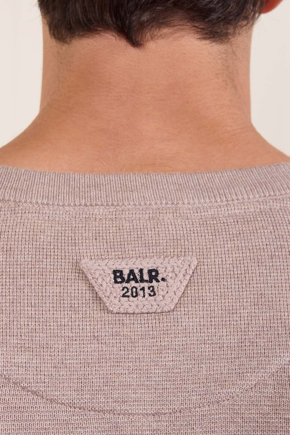 תמונת תקריב דוגמן של חולצת סריג