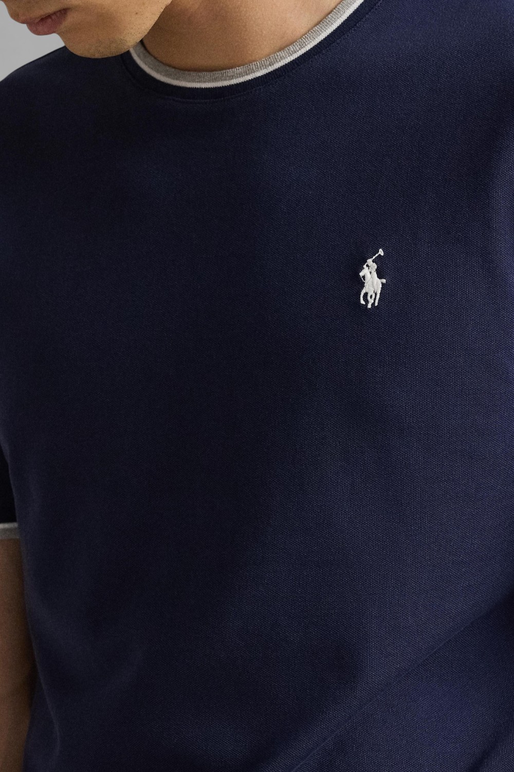 תמונת תקריב דוגמן של חולצת טי