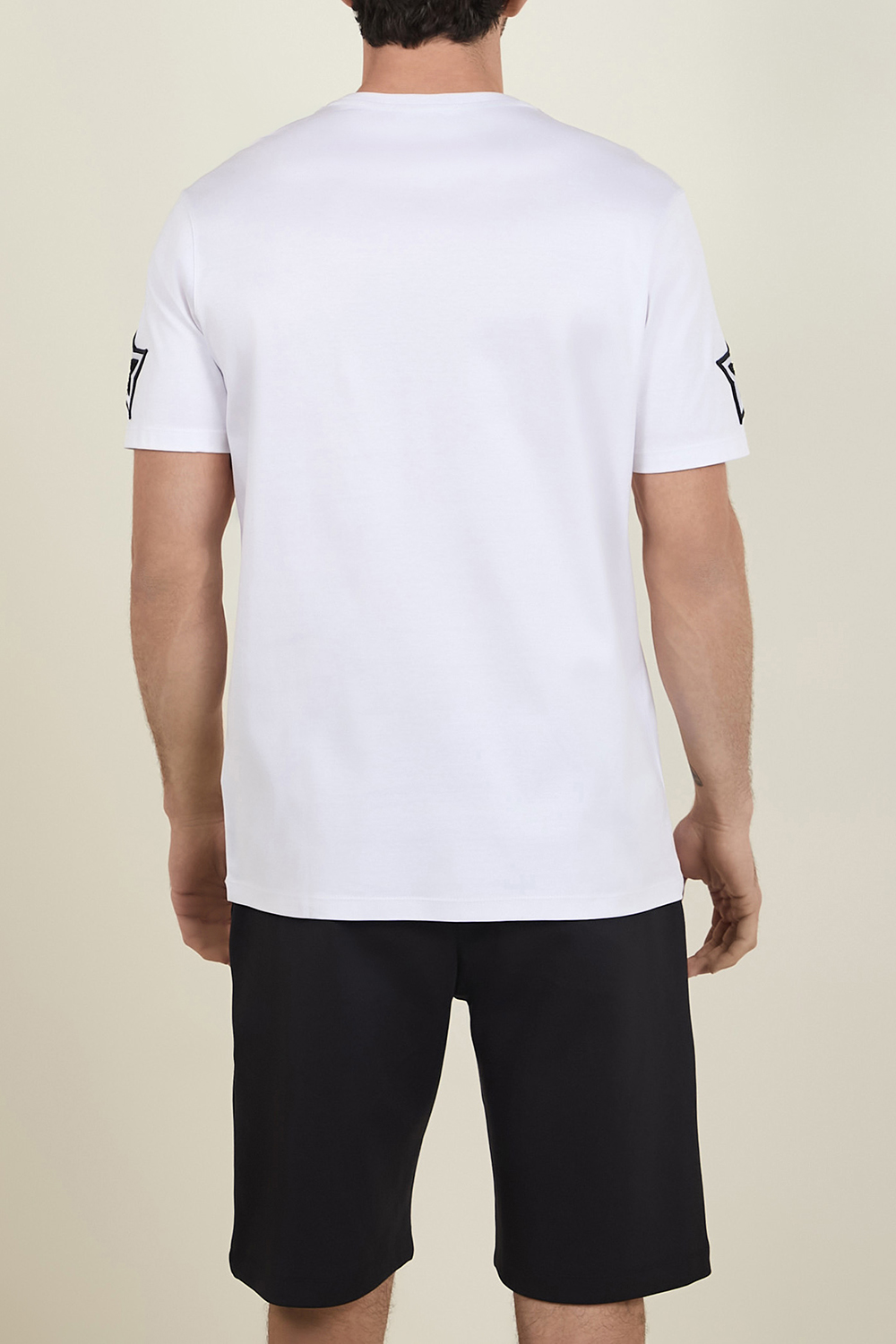 תמונת דוגמן אחורית של חולצת טי