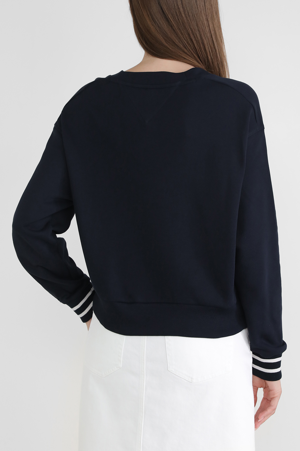 תמונת דוגמן אחורית של קרדיגן עם כפתורים