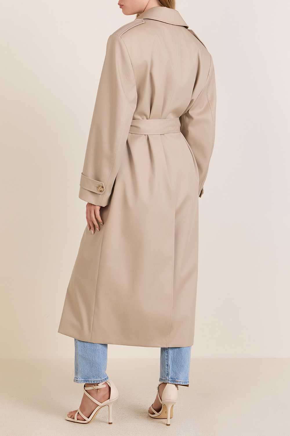 תמונת דוגמן אחורית של מעיל טרנץ' מחוייט