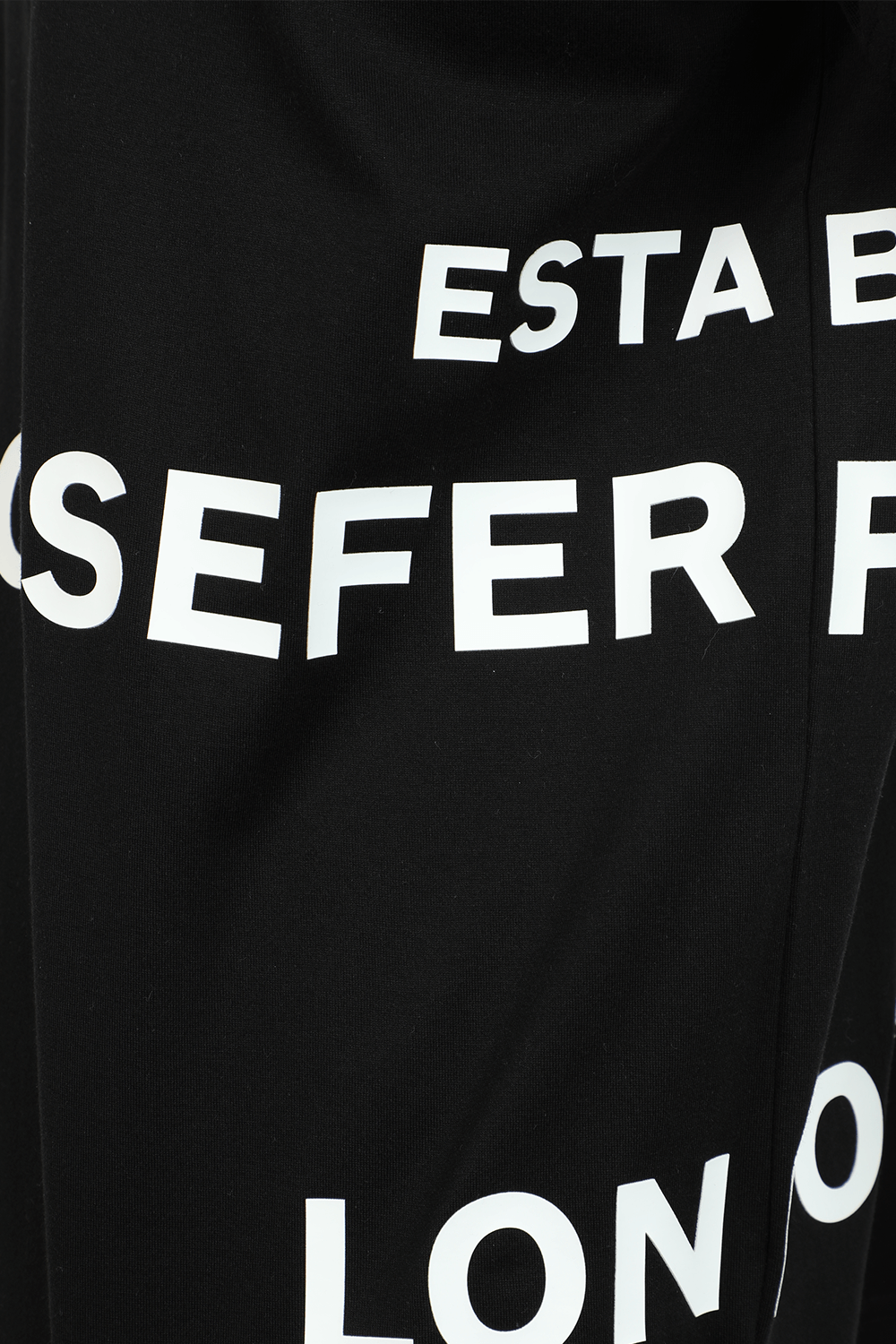 תמונת תקריב של חולצת טי עם לוגו אוברסייז