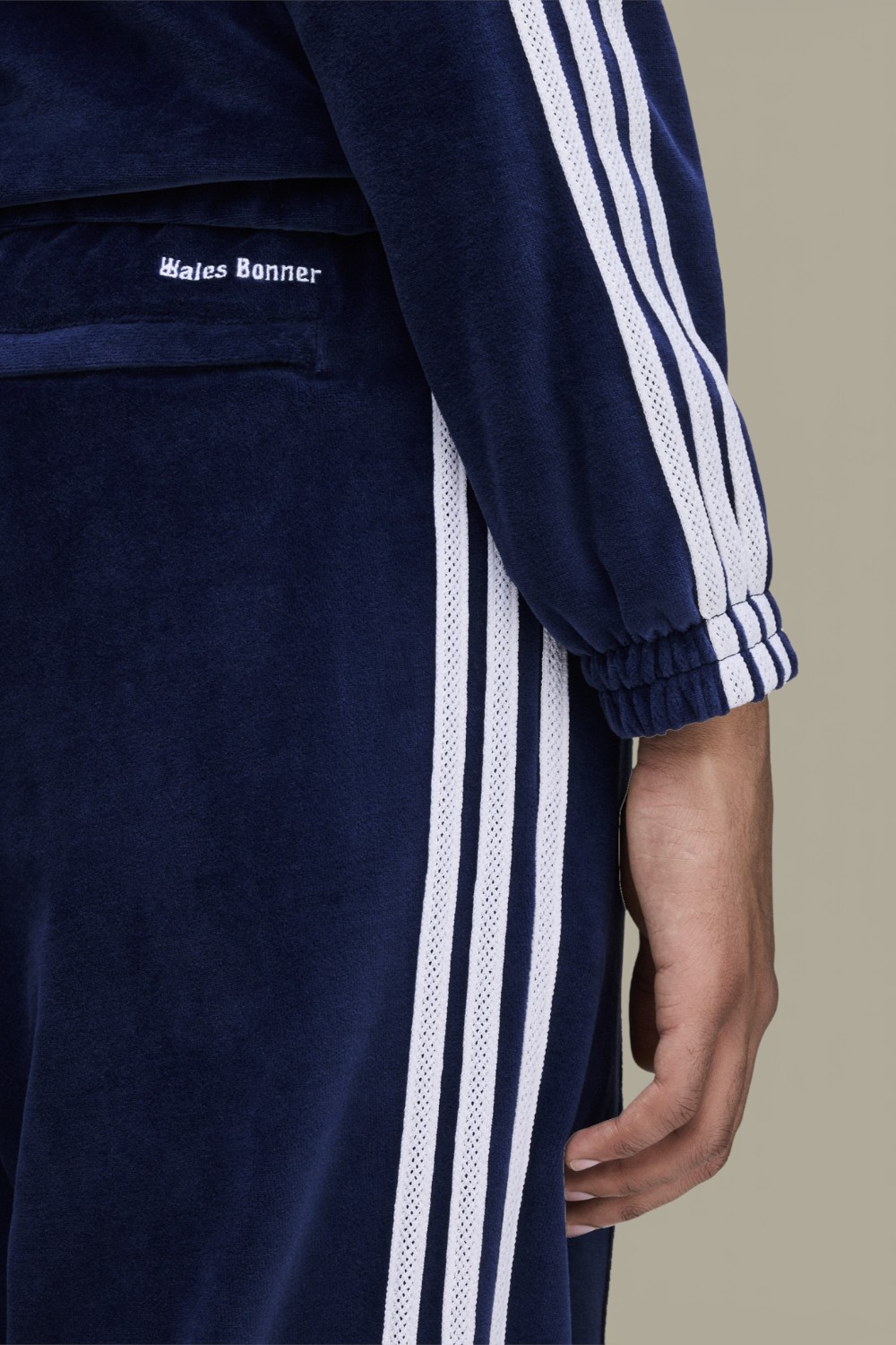 תמונת תקריב דוגמן של מכנסי ג'וגר