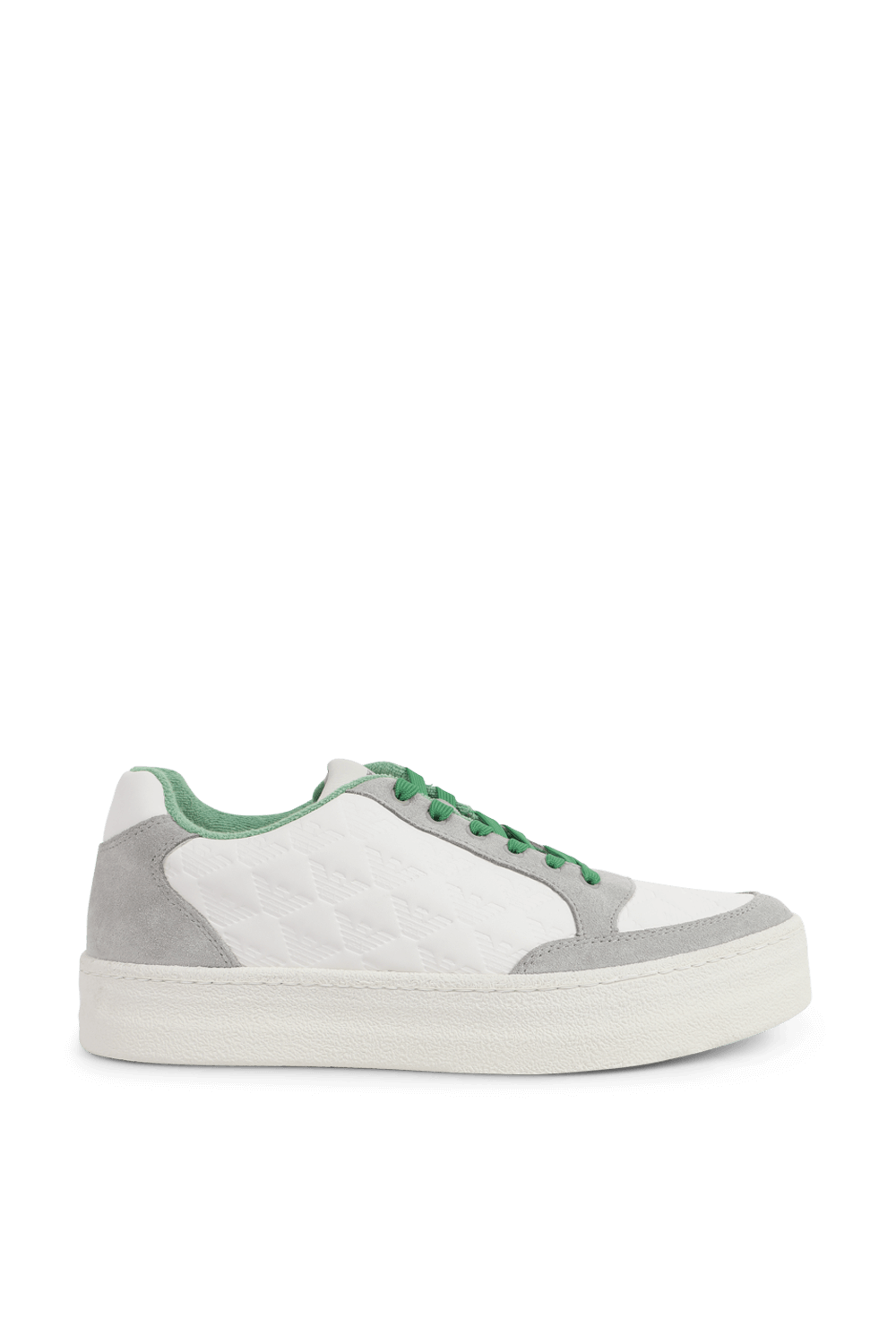 תמונה קידמית של סניקרס מעור עם לוגו מוטמע