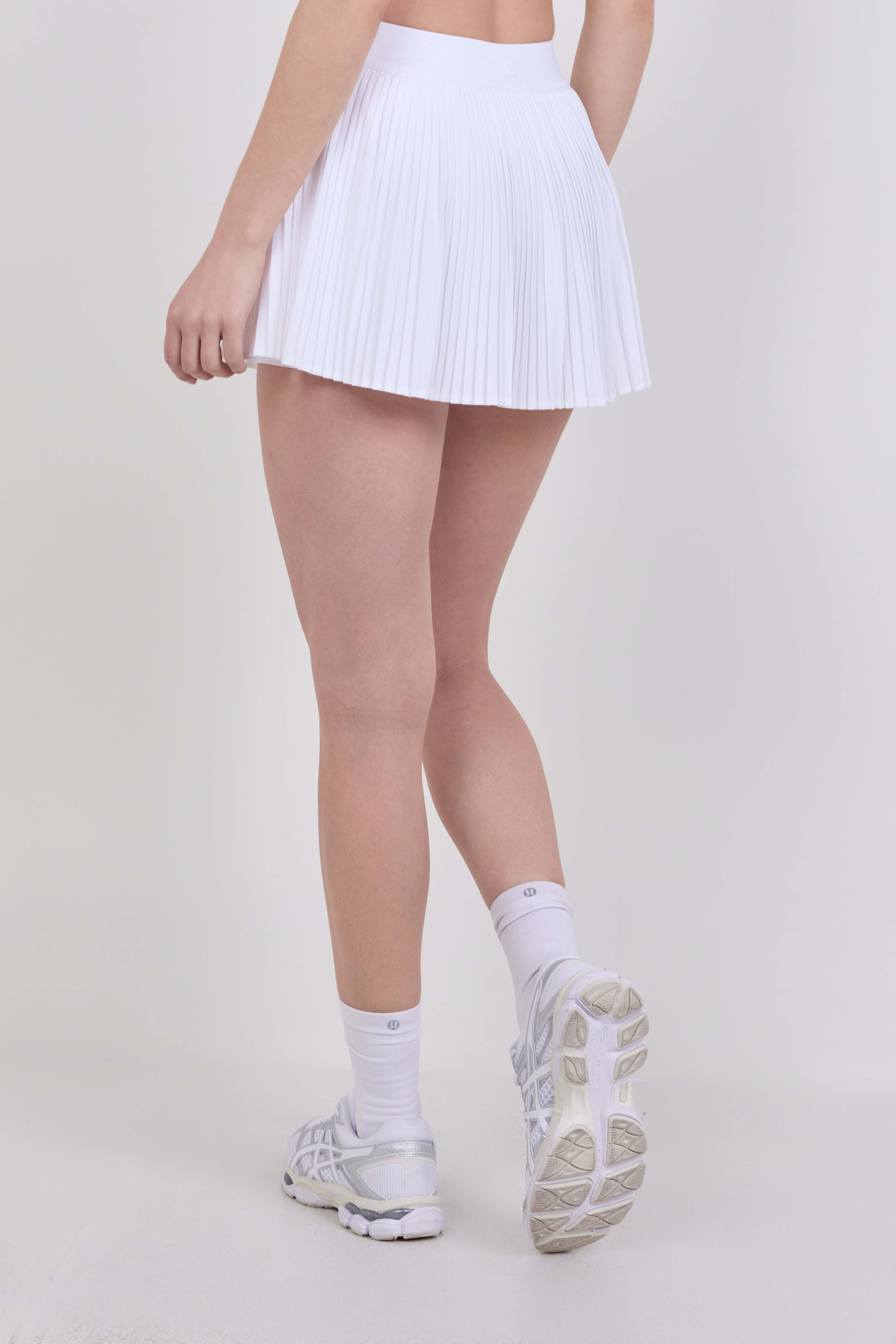 תמונת דוגמן אחורית של High-Rise Pleated Tennis Skirt