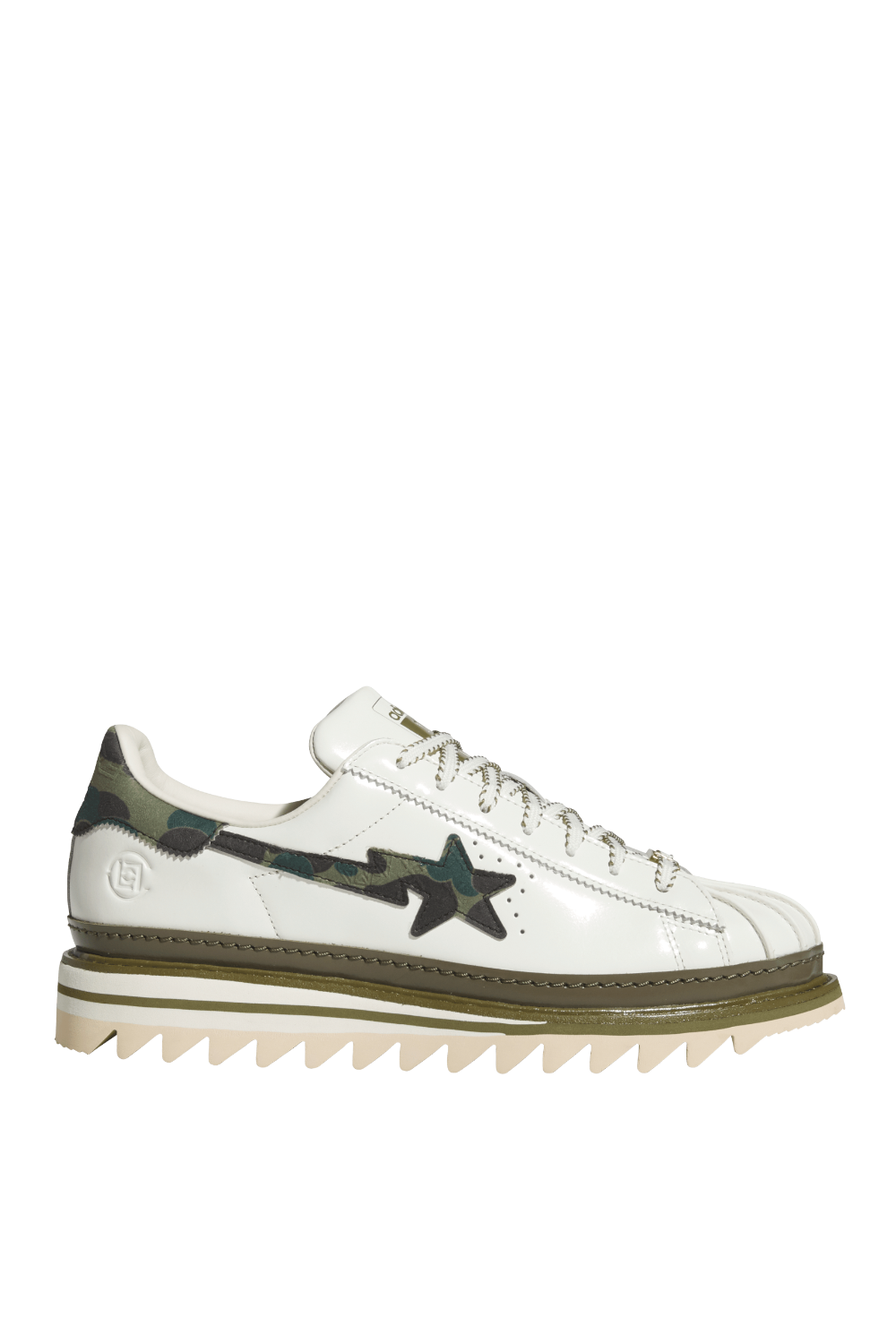 תמונה קידמית של נעלי סניקרס