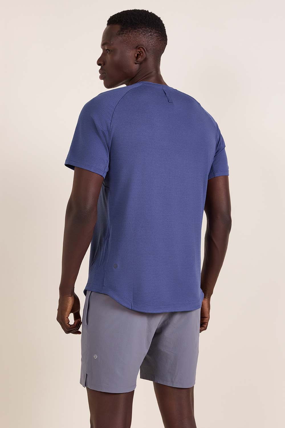 תמונת דוגמן אחורית של License to Train Short Sleeve