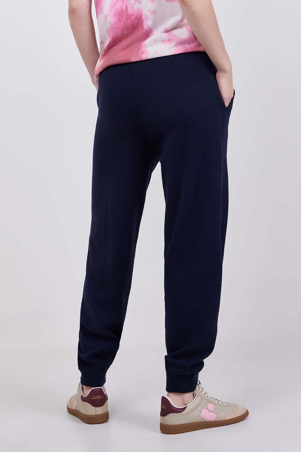 תמונת דוגמן אחורית של מכנסי ג'וגר סרוגים