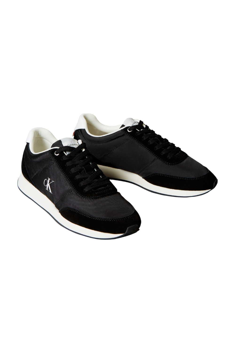 תמונת פנים של נעלי סניקרס