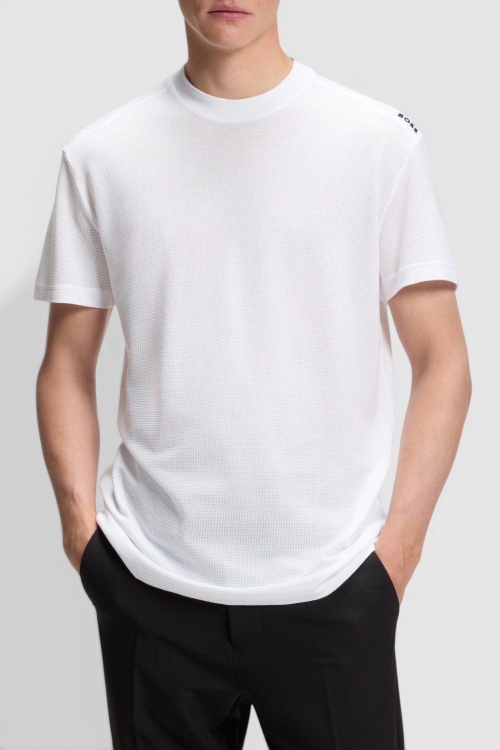 תמונת דוגמן קידמית של חולצת טי בגזרה משוחררת