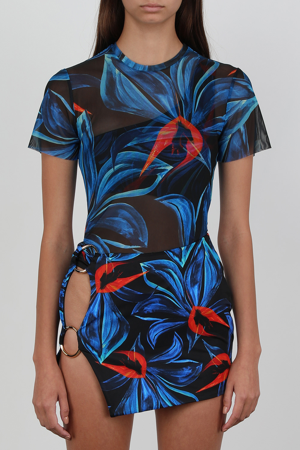 תמונת דוגמן קידמית של חולצת חוף סטרצ'ית קצרה עם הדפס פרחוני