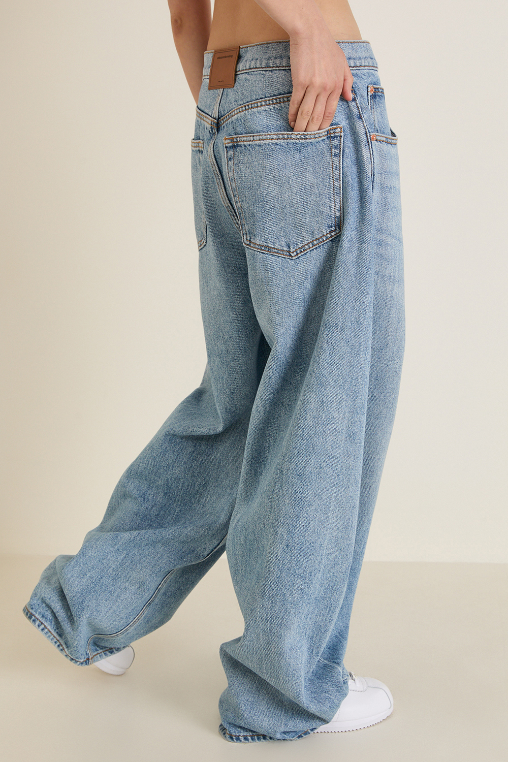 מכנסי ג'ינס בגזרה מתרחבת ALEXANDER WANG