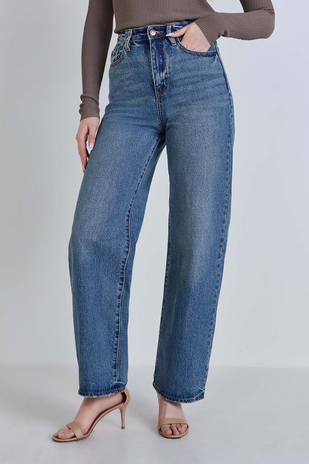 תמונת דוגמן קידמית של מכנסי ג'ינס בגזרה משוחררת