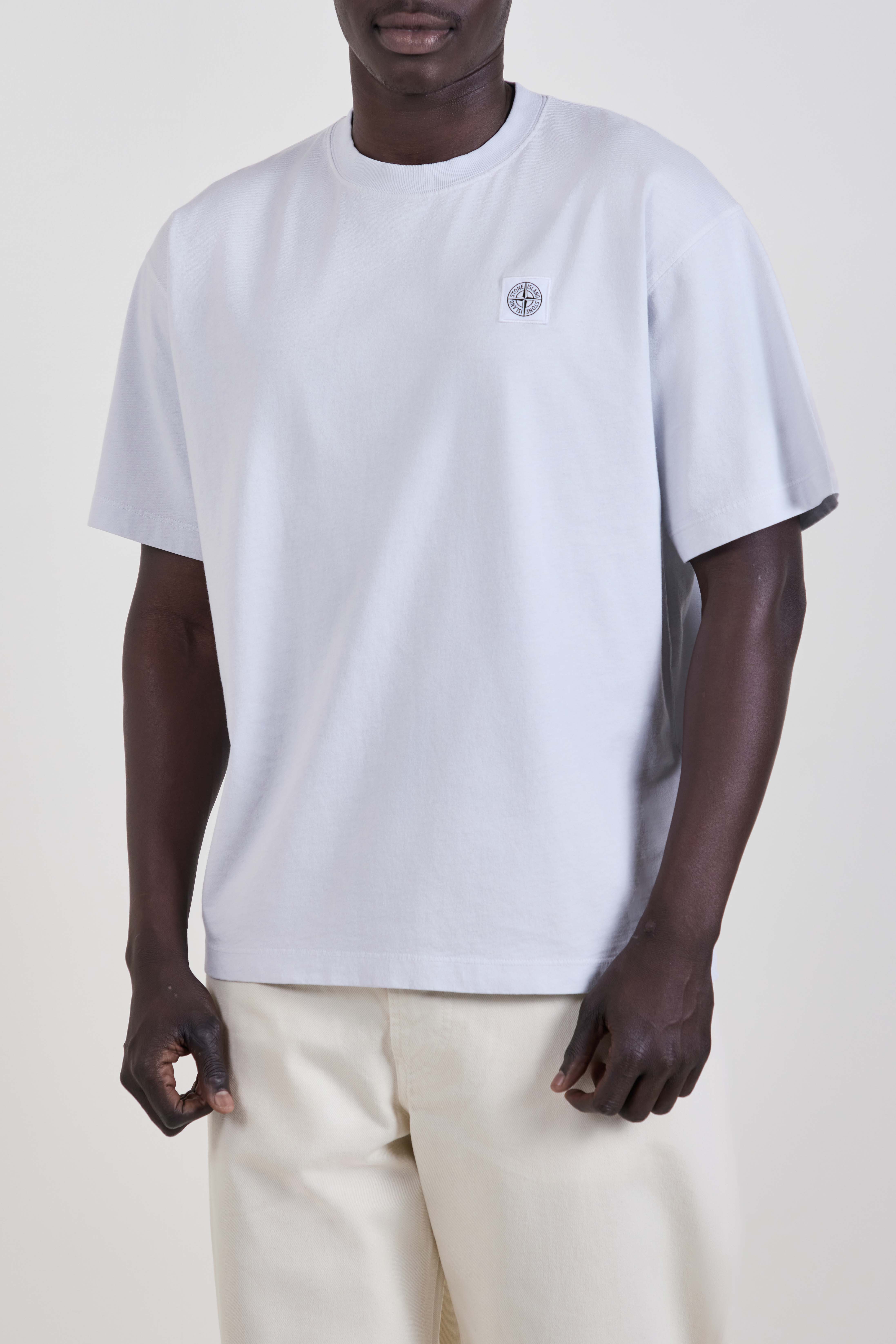 תמונת דוגמן קידמית של חולצת טי בגזרה ישרה