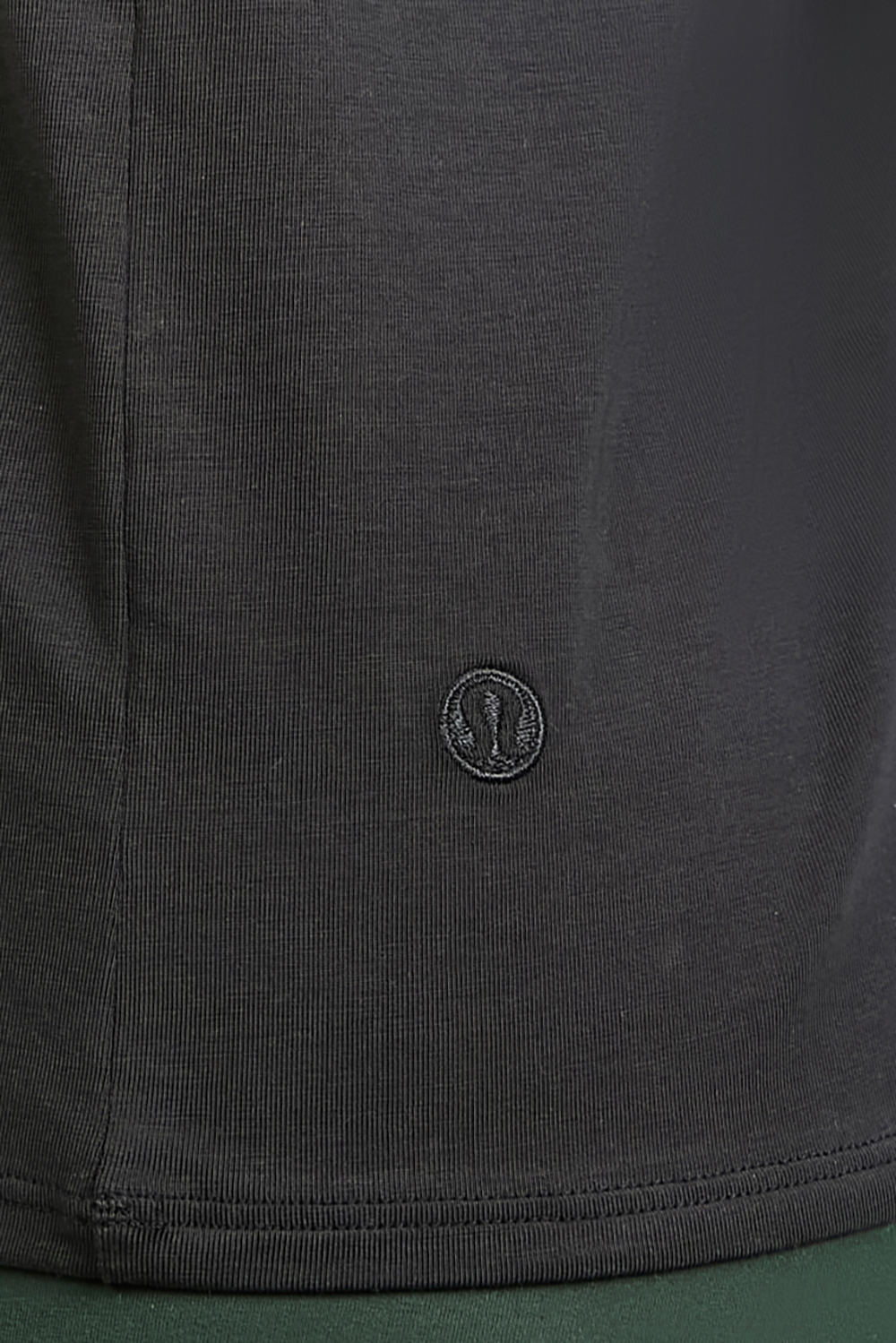 תמונת תקריב דוגמן של Off-The-Shoulder Cotton T-Shirt