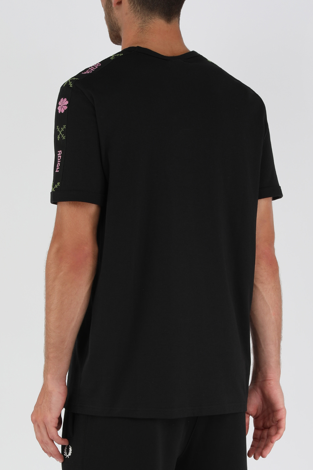 תמונת דוגמן אחורית של פרד פרי X אדיש חולצת טי קצרה שחורה עם לוגו רקום