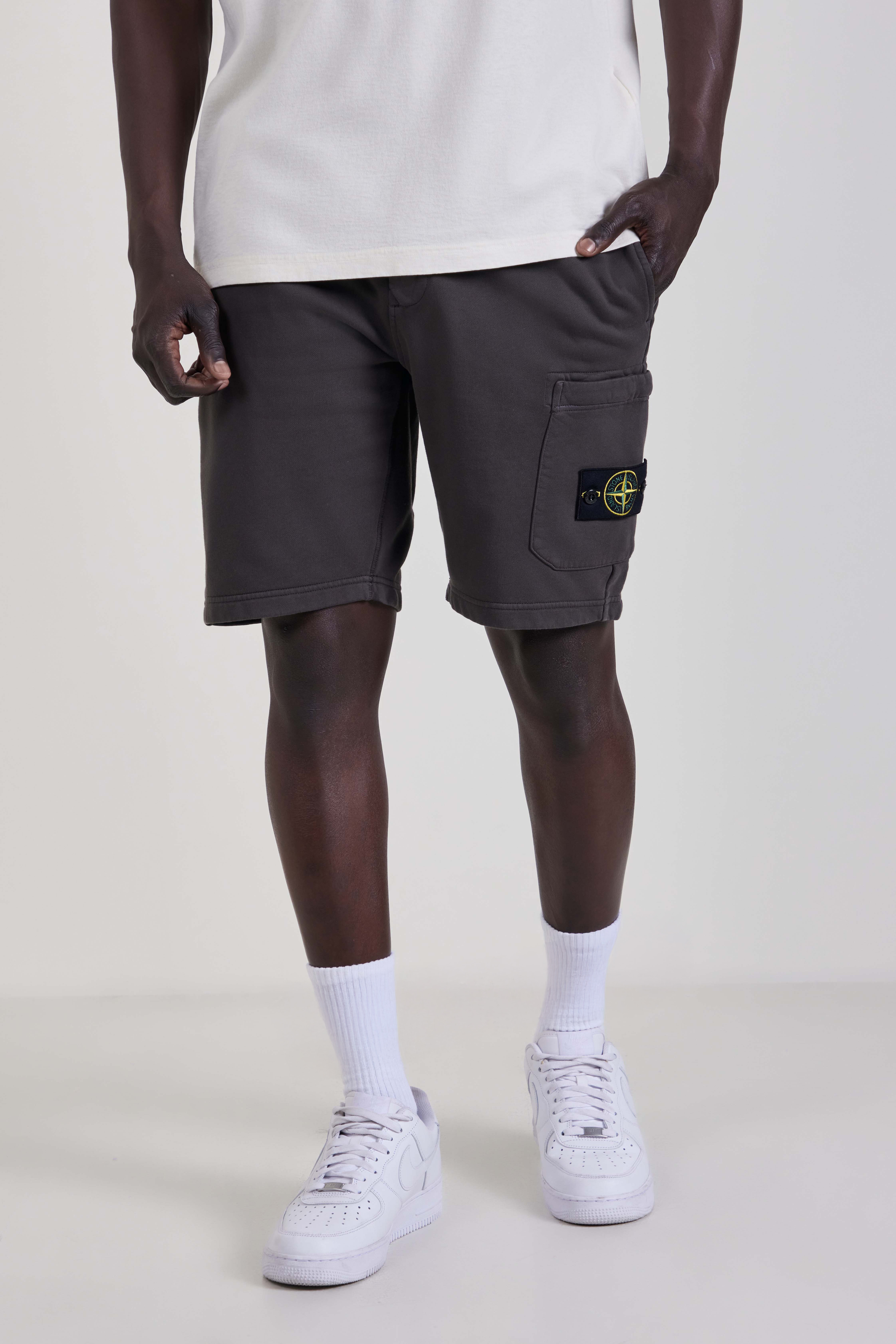 תמונת דוגמן קידמית של מכנסי ג'וגר קצרים