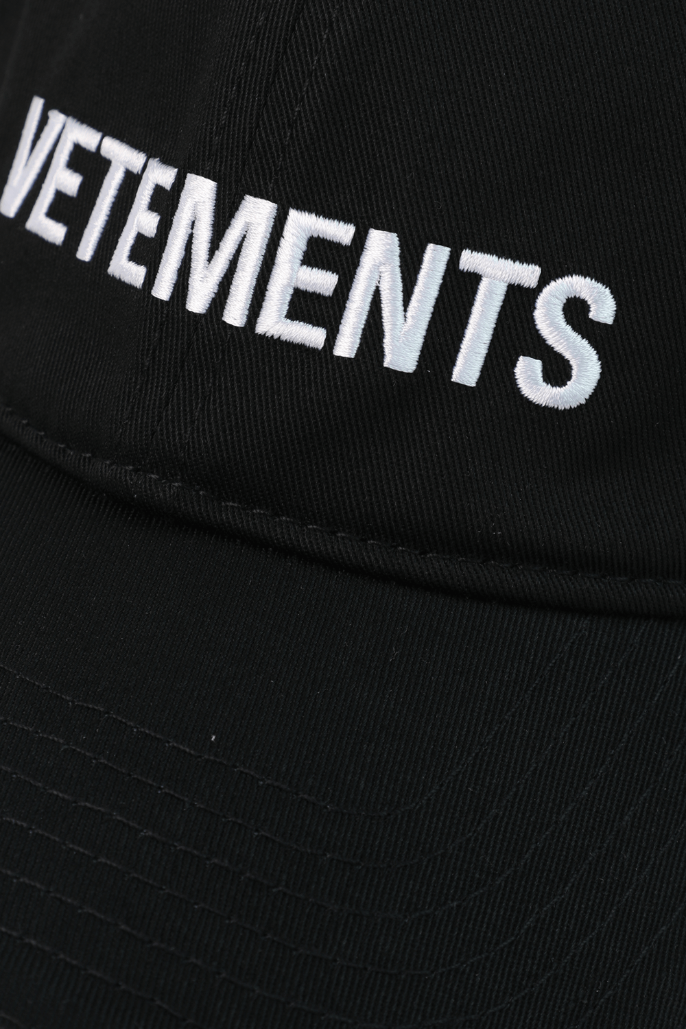 תמונת תקריב של Classic Logo Baseball Cap in Black