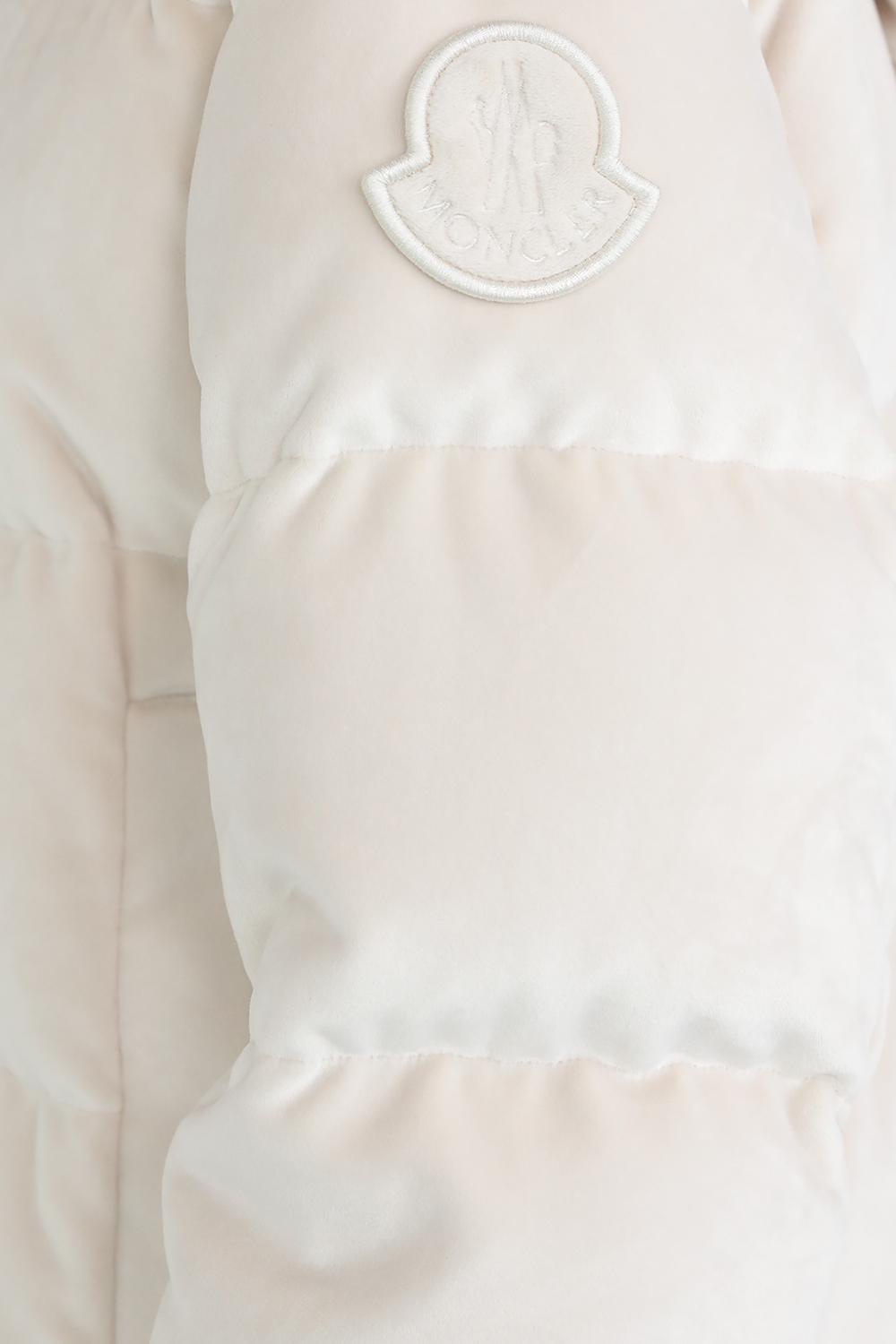 תמונת תקריב דוגמן של מעיל פוך קטיפה