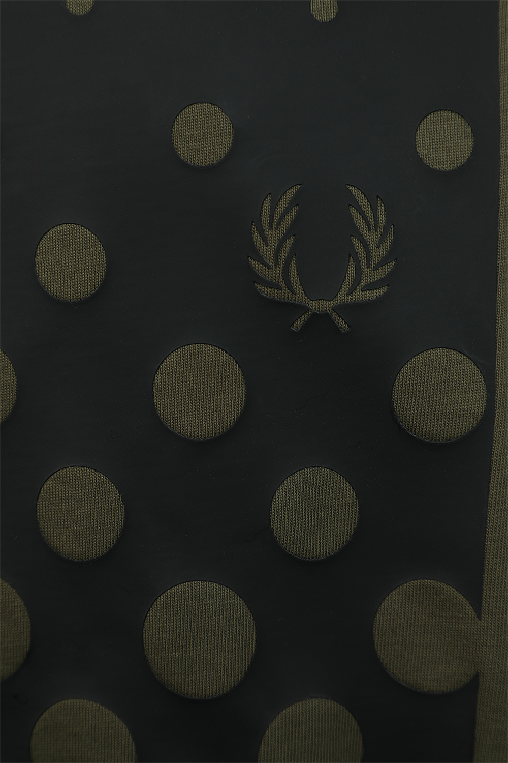 תמונה אחורית של חולצה ירוקה עם הדפס גראפי