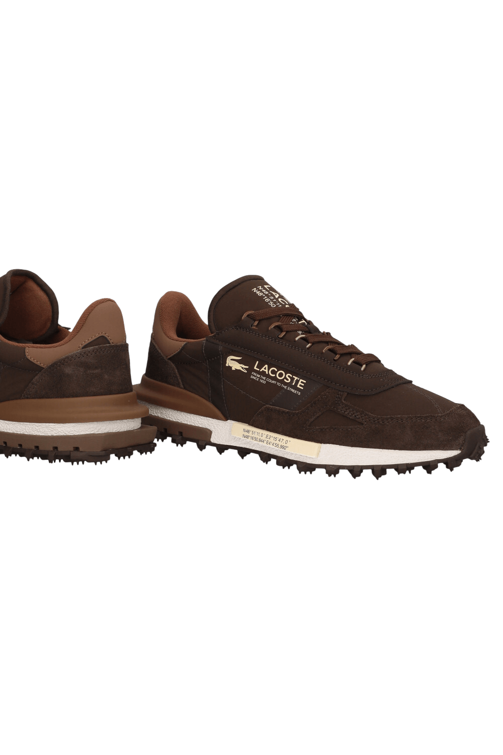 תמונת תקריב של נעלי סניקרס