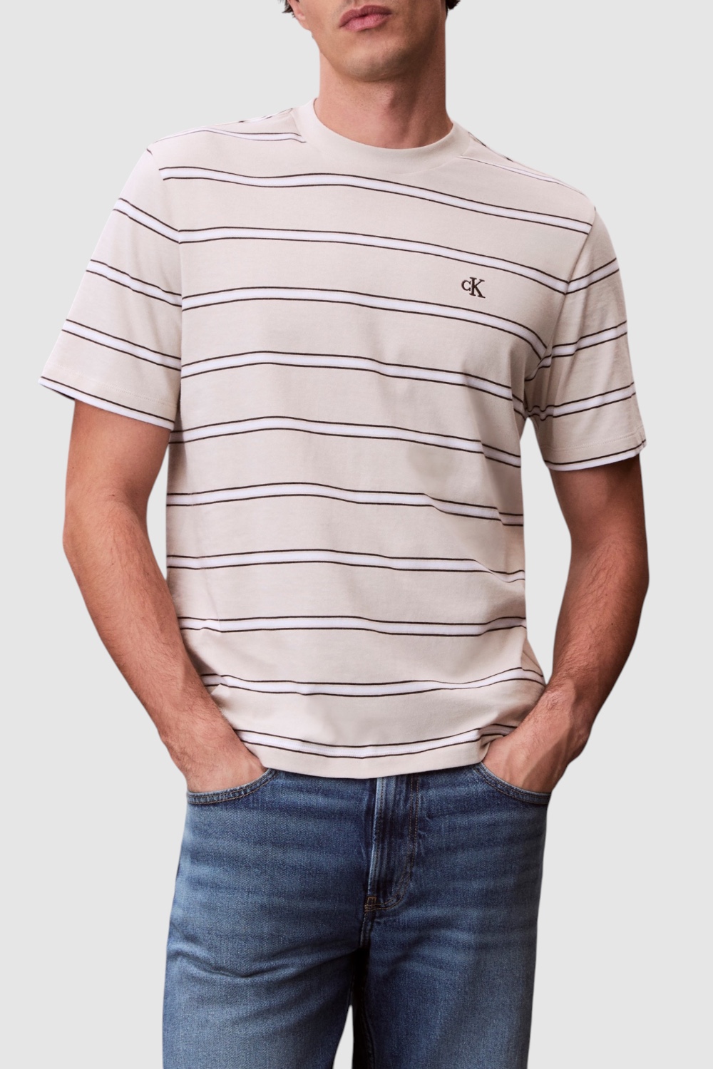 תמונת דוגמן קידמית של חולצת טי בגזרת סלים