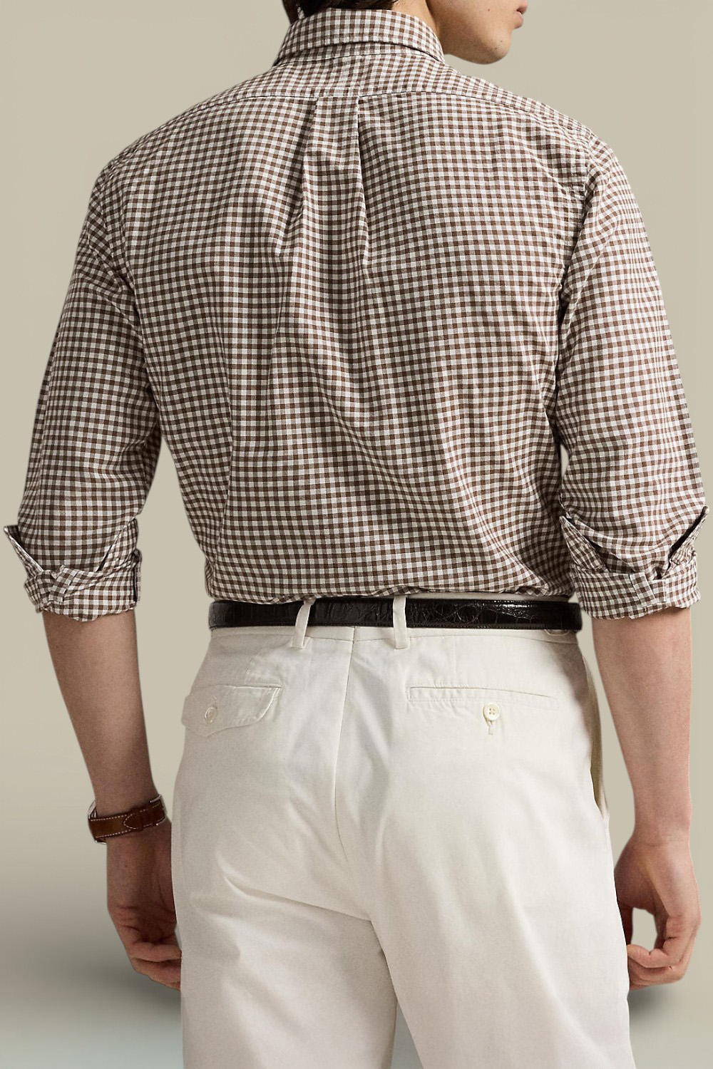 תמונת דוגמן אחורית של חולצה מכופתרת ארוכה