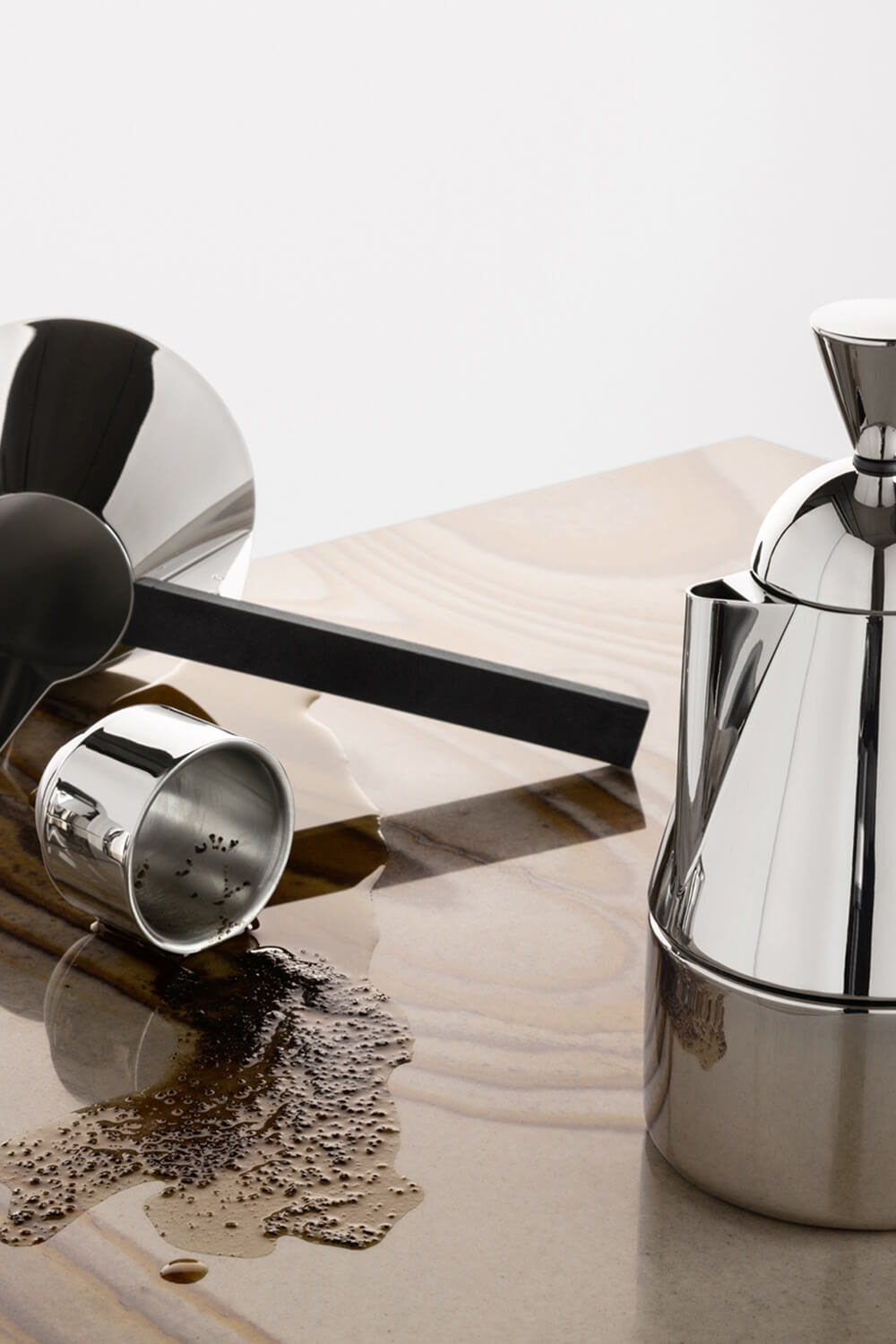 תמונת אווירה של קומקום כסוף עם ידית ארוכה