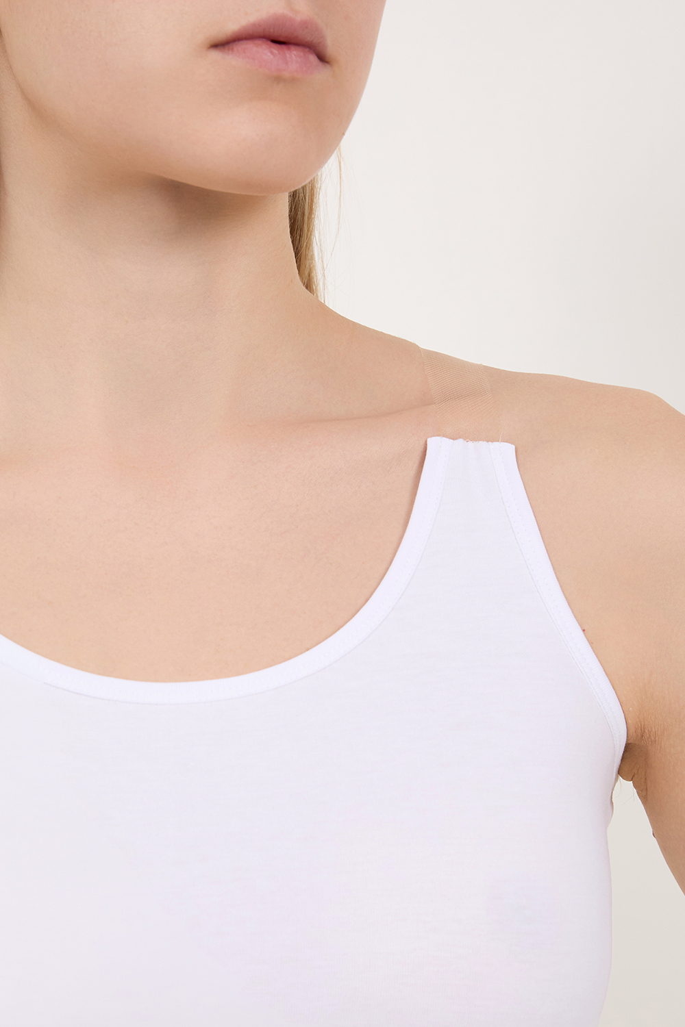 תמונת תקריב דוגמן של גופייה עם כתפיות שקופות