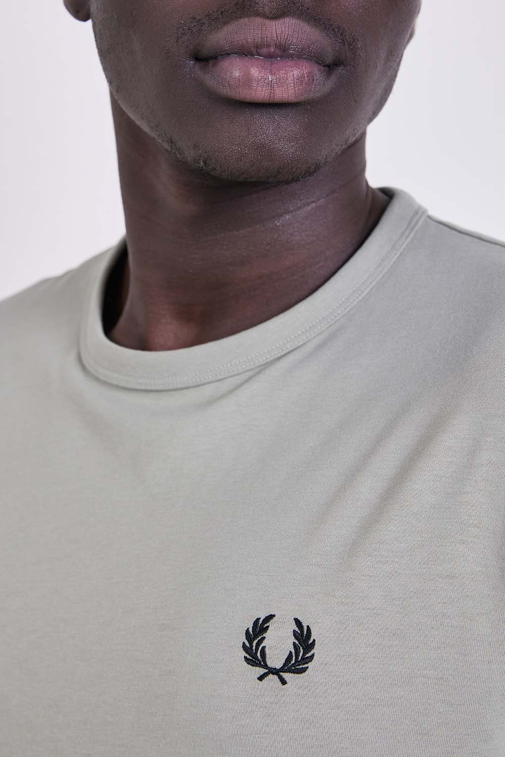 תמונת תקריב דוגמן של חולצת טי בגזרה ישרה