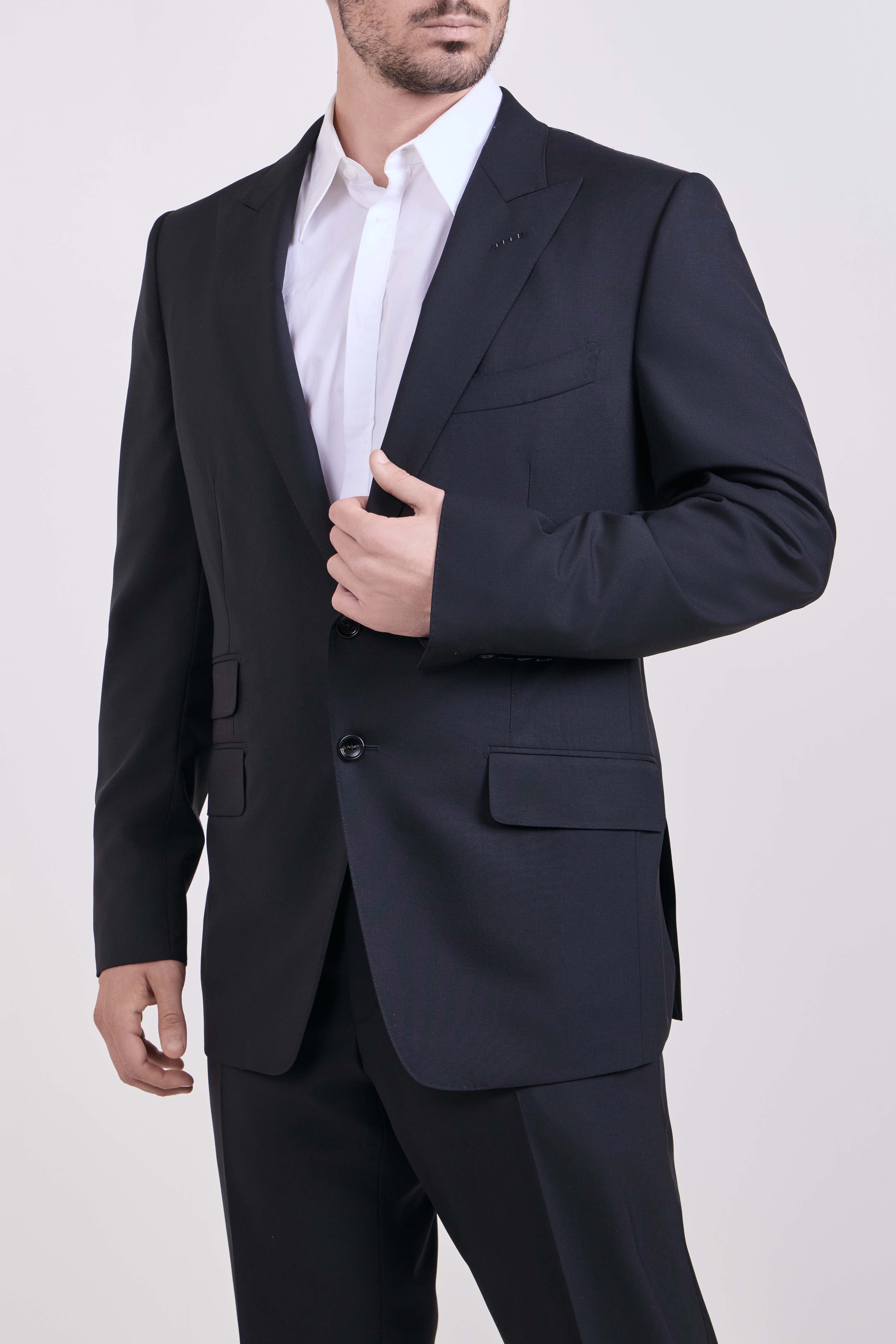 תמונת דוגמן קידמית של חליפה מחויטת