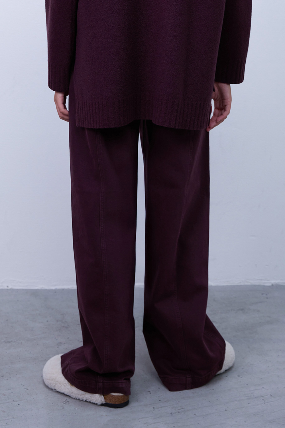 תמונת דוגמן אחורית של מכנסיים אוברסייז